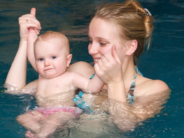 В бассейн с ребенком: что нужно учесть и что нужно помнить
