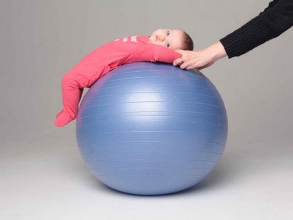 ​Гимнастика на мяче для грудничков