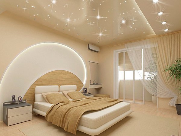 Натяжные потолки в спальне: как привнести изюминку в интерьер?