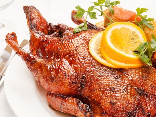 Рецепт утки на Рождество: запекаем в духовке целую птицу с вкуснейшей начинкой