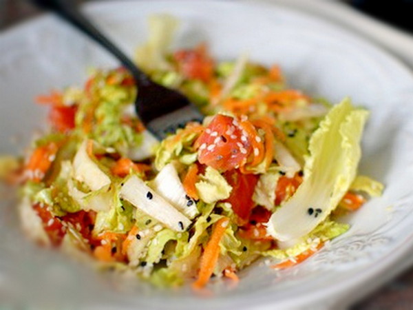 Салат из красной рыбы и пекинской капусты (рецепт)