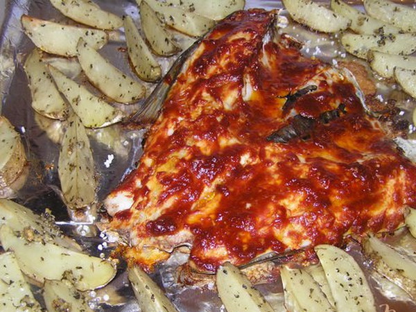Запеченный толстолобик, под томатным соусом, с ароматным картофелем (рецепт)