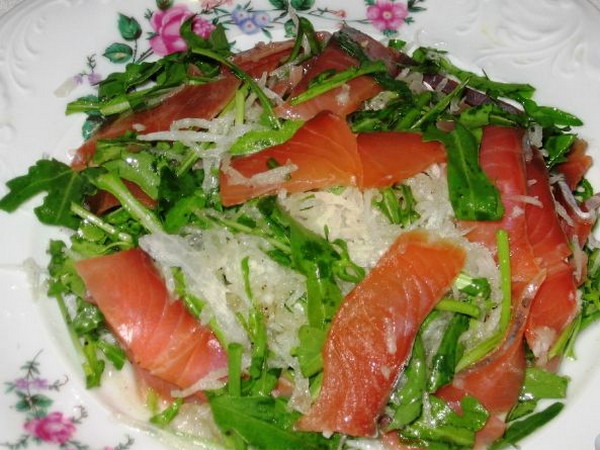 Зелёный салат с сёмгой и гренками под «Зелёным соусом» (рецепт)