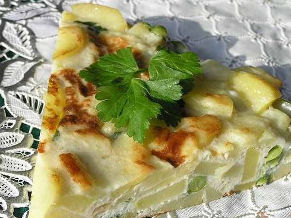 Тортилья с луком, чесноком и зеленым горошком (рецепт)