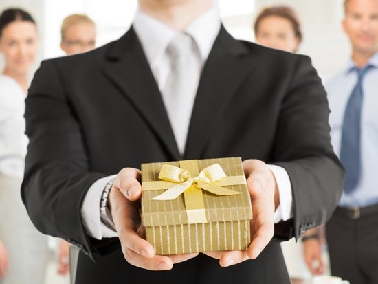 Как выбрать подарок шефу мужчине?