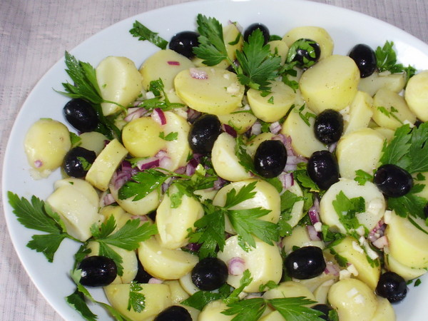 Картофельный салат с маслинами (рецепт)