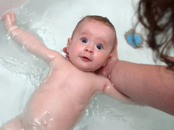 Купание новорожденных в большой ванне