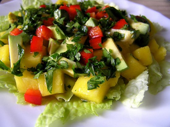 Салат с манго и авокадо в пикантной заправке (рецепт)