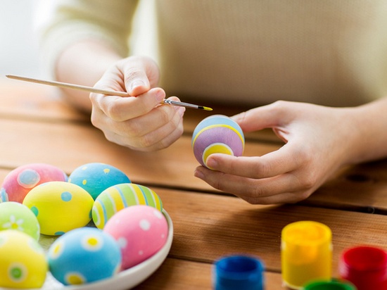 Как покрасить яйца на Пасху своими руками в домашних условиях?