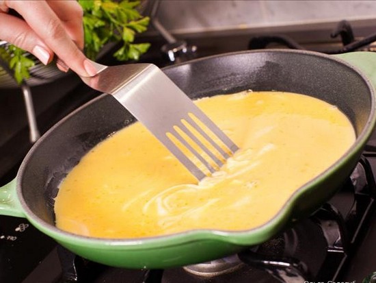Как приготовить омлет на сковороде?