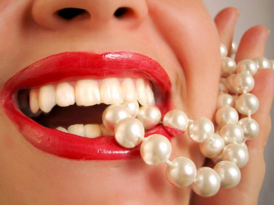 Как отбелить зубы в домашних условиях быстро и эффективно?