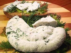 Домашний сыр с зеленью и тмином (рецепт)