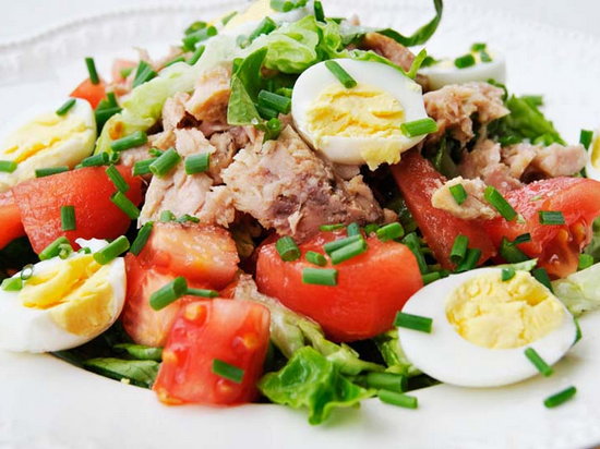 Салат с томатами и тунцом (рецепт)