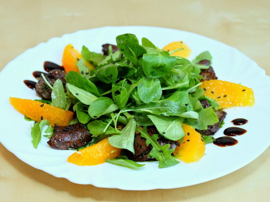Салат в апельсинах с сервелатом (рецепт)