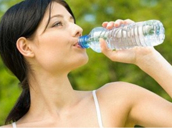 Учёные доказали, что питьевая вода действительно помогает похудеть