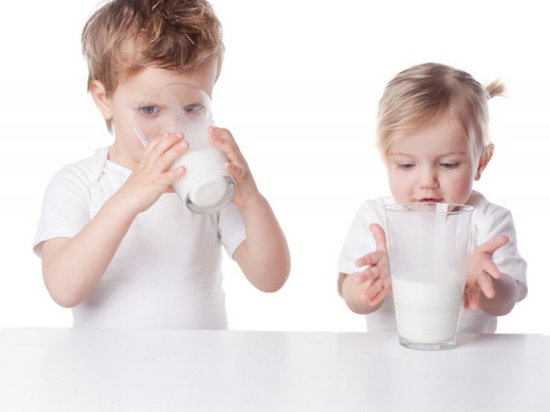 Детям нельзя пить обезжиренное молоко
