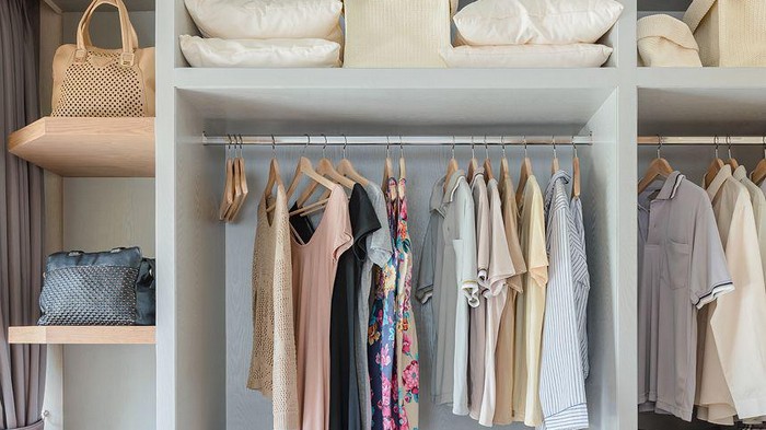 Как организовать хранение вещей в гардеробе: 5 важнейших правил