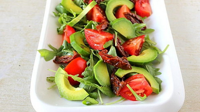 Салат с рукколой, томатами и авокадо (рецепт)