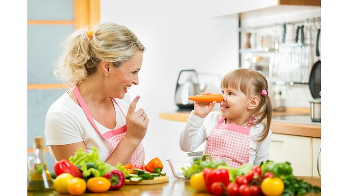 Ученые рассказали, почему детям можно играть с едой