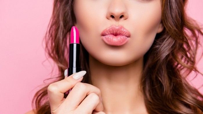 Помада, карандаш, блеск: как правильно красить губы