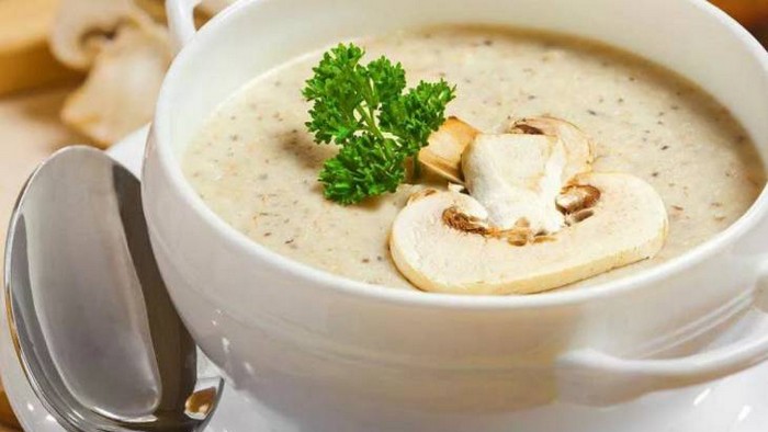 Крем-суп с грибами, сливками и хрустящими сухариками